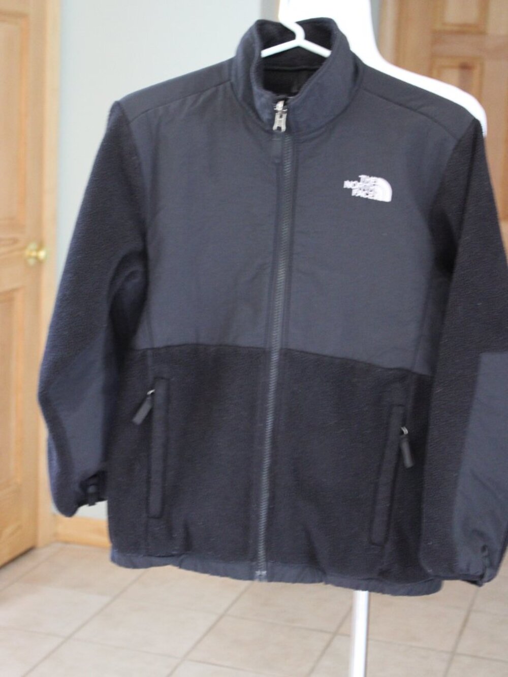 The North Face Youth Girls Denali S L/G Black Logo Full Zip 2 Zip Pockets Fleece
